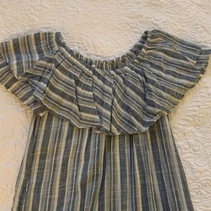 Fun, on the shoulder or off the shoulder dress.